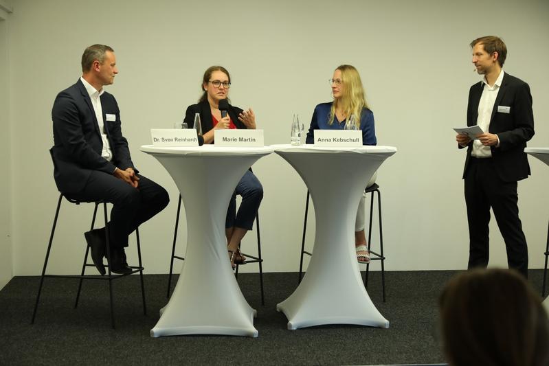 Podiumsgespräch auf der Konferenz zu Regionalentwicklung und Klimaschutz. V.l.n.r.: Dr. Sven Reinhardt, BMWK; Marie Martin, Umweltministerium des Landes Hessen; Anna Kebschull, Landkreis Osnabrück; Moderator Dr. Marcus Andreas