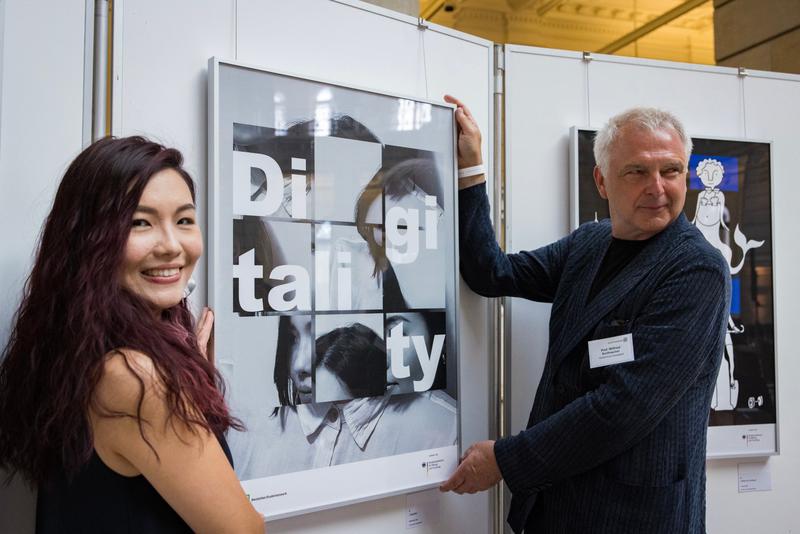 Die Preisträgerin Qiaoting Gao mit Prof. Wilfried Korfmacher bei der Preisverleihung in Berlin.