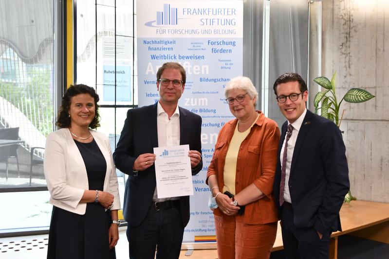Prof. Dr. Tobias Hagen (2.v.l.) erhält den Publikationspreis der Frankfurter Stiftung für Forschung und Bildung