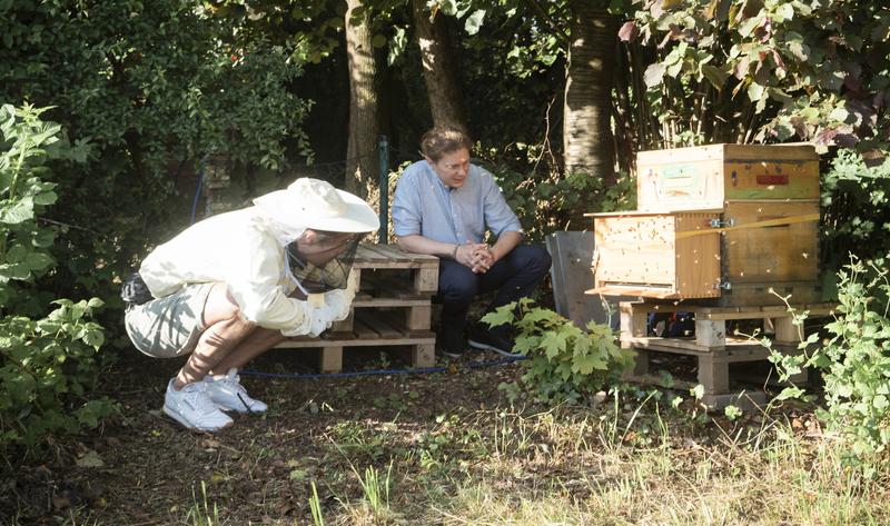 Bienen zählen mit KI: HM-Masterand Lorin Arndt montiert den Vorbau am Bienenstock von Matthias Wick, Hobbyimker in Baldham (Foto: Johannes Lesser)