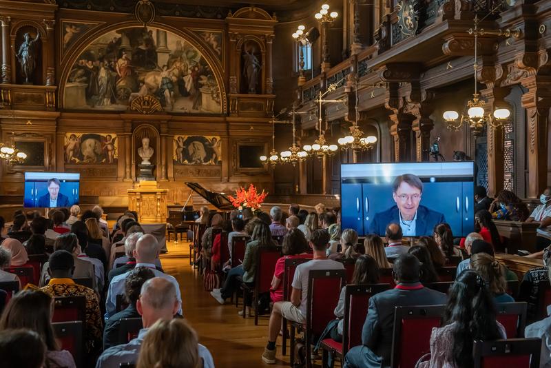 Zur feierlichen Abendveranstaltung in der Aula der Alten Universität Heidelberg war Bundesgesundheitsminister Prof. Dr. Karl Lauterbach live zugeschaltet. 