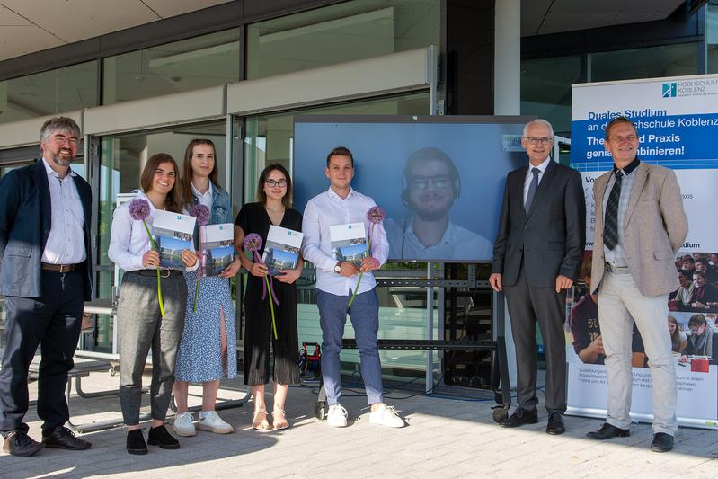 Von links: Prof. Dr. Christian Ganseuer, Pia Sasse, Isabelle Rödder, Suzan Döndürmez, Lennart Leschinger, Oliver Greguletz (auf dem Bildschirm), Prof. Dr. Karl Stoffel und Prof. Dr. Harold Schreiber