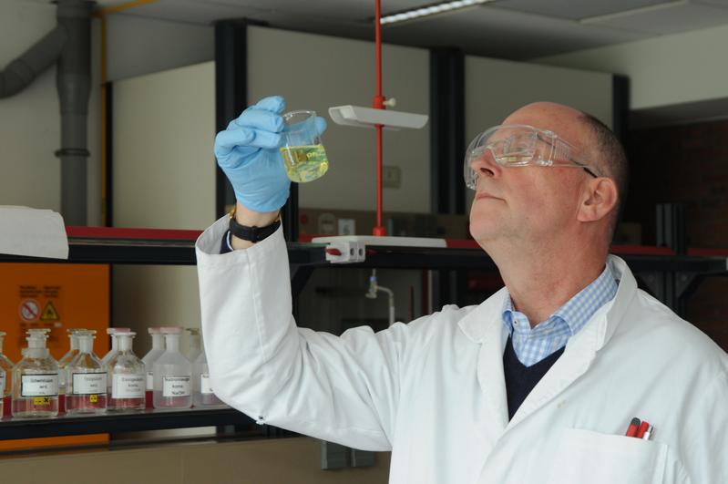Professor Dr. Manfred Sietz ist es gelungen, die Herstellung von Ethanol aus konzentrierten Zuckerlösungen durch die Zugabe des nanogold-Katalysators um mehr als 60 Prozent zu beschleunigen.