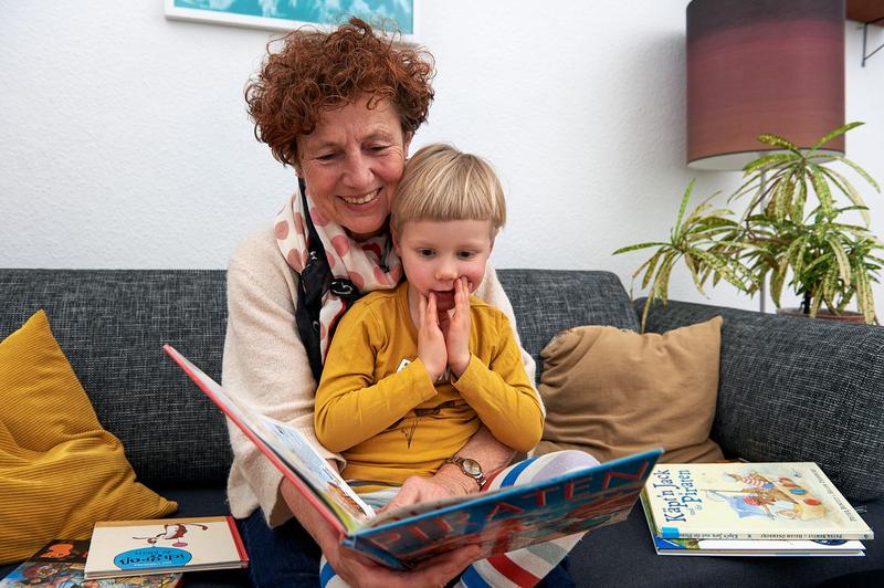 Oma und Opa bleiben trotz Kita-Ausbau wichtig für die Enkelbetreuung, so eine im Juni 2022 vorgestellte Studie.