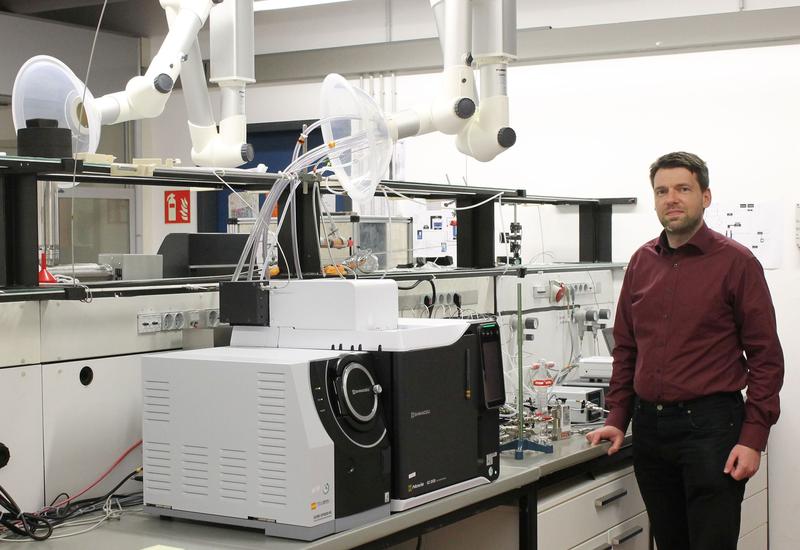 Prof. Dr. Roland Marschall an der Apparatur für Gasphasen-Photokatalyse in seinem Bayreuther Labor für Physikalische Chemie.