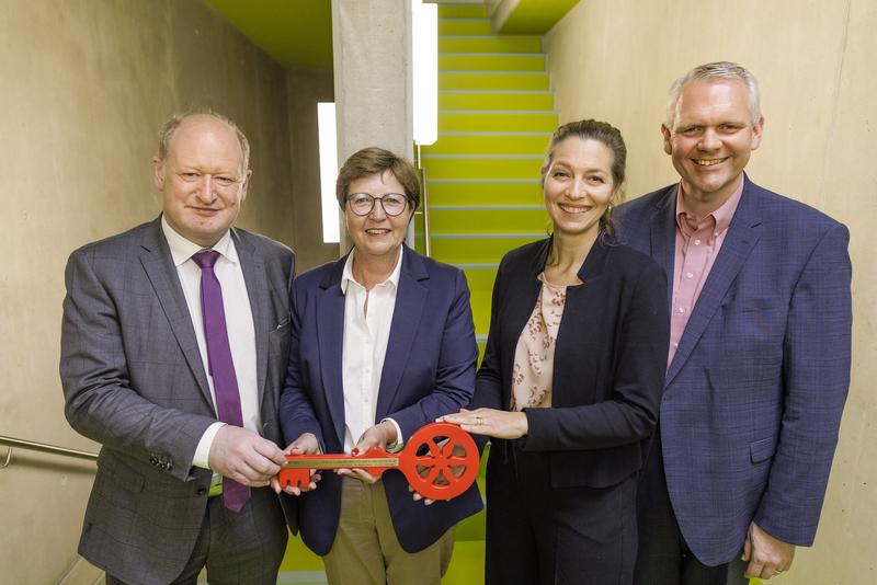 Schlüsselübergabe (v.l.): Finanzminister Reinhold Hilbers, Cristina von Pozniak-Bierschenk (Staatliches Baumanagement Region Nord-West), Universitätspräsidentin Prof. Dr. Susanne Menzel-Riedl und Wissenschaftsminister Björn Thümler.