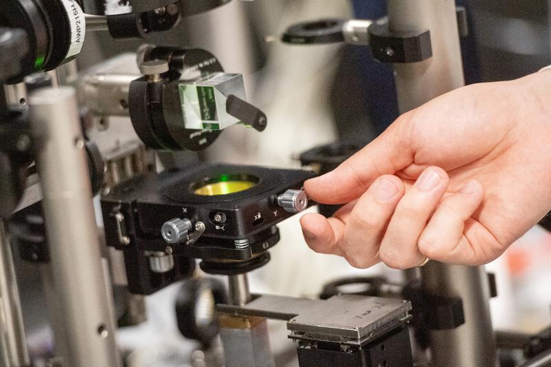 In their experiments, the Oldenburg physicists direct laser light onto samples of extremely thin semiconductors with various optical components.
