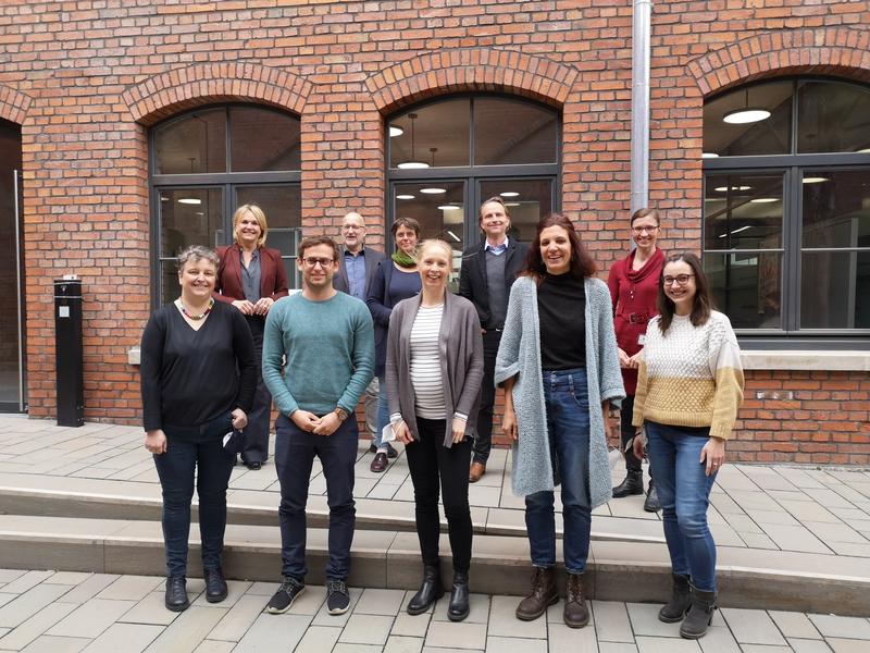 (vorne v.l.n.r.) Promovierende Kirsten Stangenberg-Gliss, Alexander Elser, Imke Pitz, Vanessa Waggeling, Bianca Spelter, (hinten) Prof. Dr. Annette Probst, Prof. Dr. Bernhard Borgetto, Caroline Maas, Prof. Dr. Axel Schäfer, Prof. Dr. Juliane Leinweber