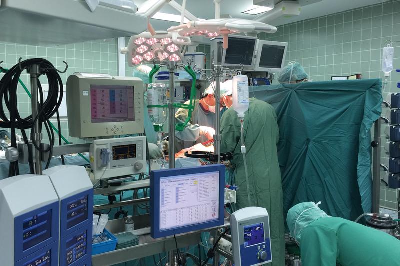 Herzoperationen: DGTHG empfiehlt Patient:innen die Beratung durch das Herzteam, im Kern bestehend aus Vertreter:innen der Herzchirurgie und Kardiologie