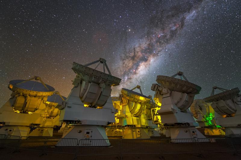 Antennen des ALMA-Teleskopnetzwerks mit dem Zentrum der Milchstraße im Hintergrund.