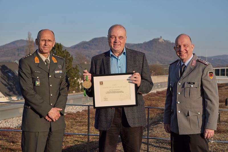 Honour at the Institute's site in Bad Godesberg: Colonel Frank van Boxmeer (l.) and Colonel Andreas Timm (r.) present the certificate and award to FKIE Institute Director Prof. Dr. Peter Martini.