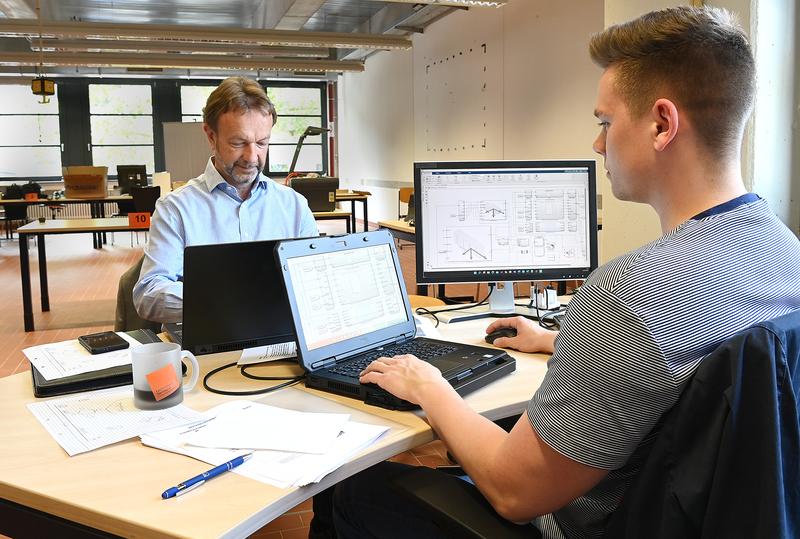 Alexander Lampkowski (r.) vom Fachbereich Maschinenbau der FH Dortmund und Ralf Damberg, Geschäftsführer des Projektpartners Log4-Consult aus Lünen begutachten die Simulationsergebnisse. 