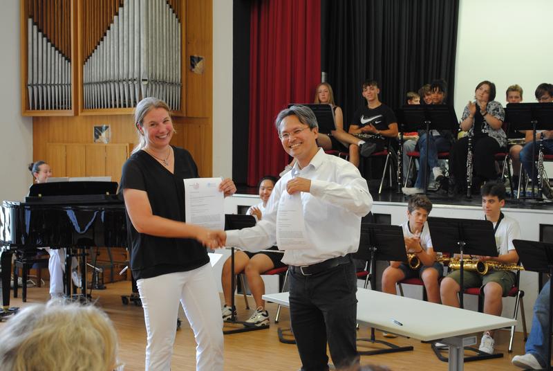 Prof. Dr. Thordis Michalke, Studiendekanin des Fachbereichs Informatik und Ingenieurwissenschaften der Frankfurt UAS, zu Gast beim Kooperationspartner: hier mit Achim Kaewnetara, Stellvertretender Schulleiter der Elisabethenschule