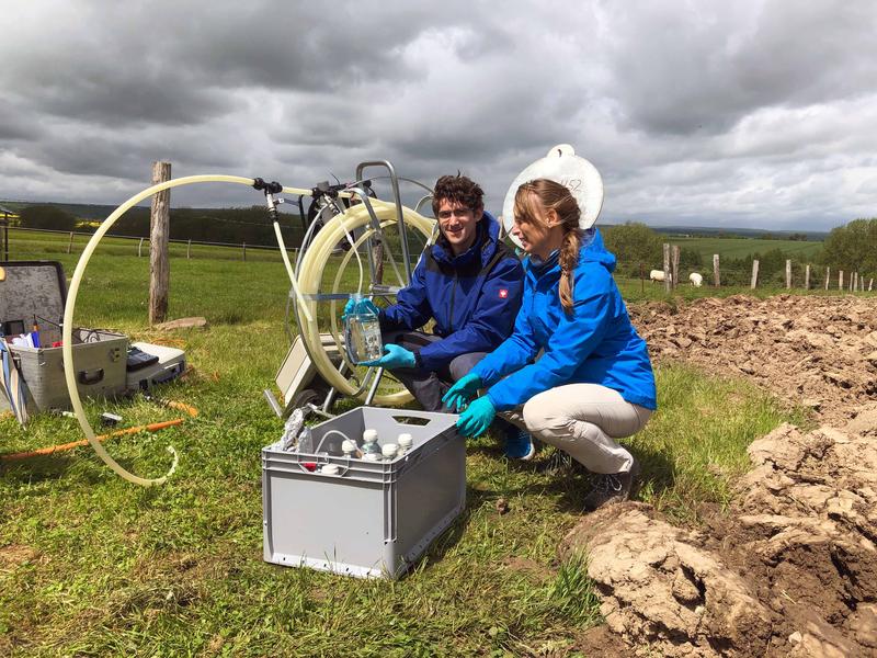 Dr. Will Overholt und Prof. Dr. Kirsten Küsel von der Universität Jena bei Wasseranalysen im Feld.