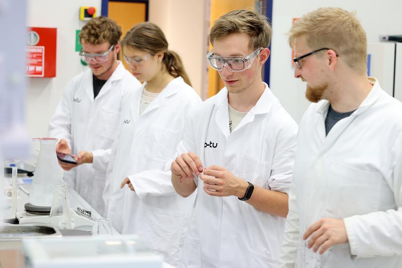 Teilnehmende des MINT-EC-Camps an der BTU Cottbus-Senftenberg beim Experimentieren. 