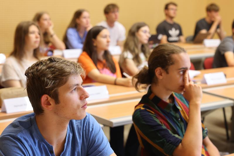 Schüler*innen folgen im Rahmen des MINT-EC-Camps einer Vorlesung an der BTU Cottbus-Senftenberg.