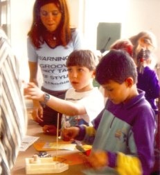 Grundschüler lernen Naturwissenschaft spielend.