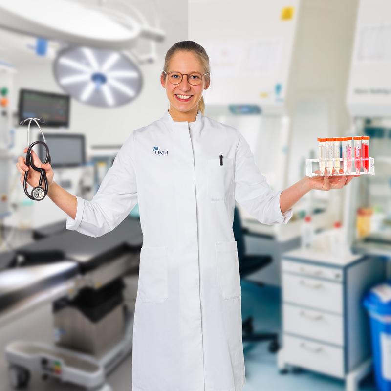Unterwegs in Klinik und Labor: Medizinerinnen und Medizinern, die sowohl Patienten versorgen als auch forschen möchten, will die Universität Münster mit dem neuen Clinician-Scientist-Programm „CareerS“ attraktive Karrieremöglichkeiten bieten.