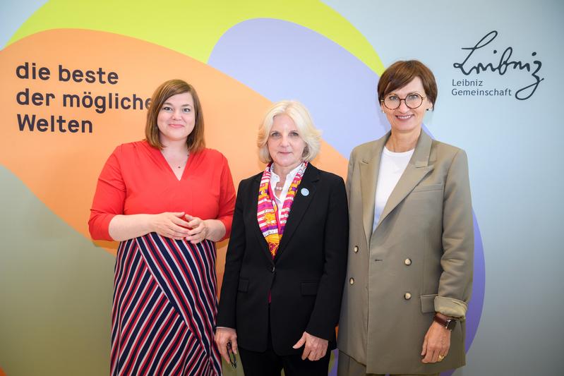 Die neue Präsidentin der Leibniz-Gemeinschaft, Martina Brockmeier, mit Bundesforschungsministerin Bettina Stark-Watzinger (re.) und Hamburgs Wissenschaftssenatorin Katharina Fegebank (li.).