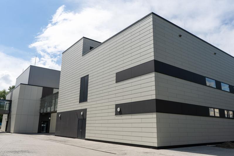 Das Fraunhofer IAF hat seine hochmoderne Forschungsinfrastruktur für Halbleiter-Technologien um eine neue MOCVD-Halle (vorne) und ein neues Laborgebäude (hinten) erweitert.