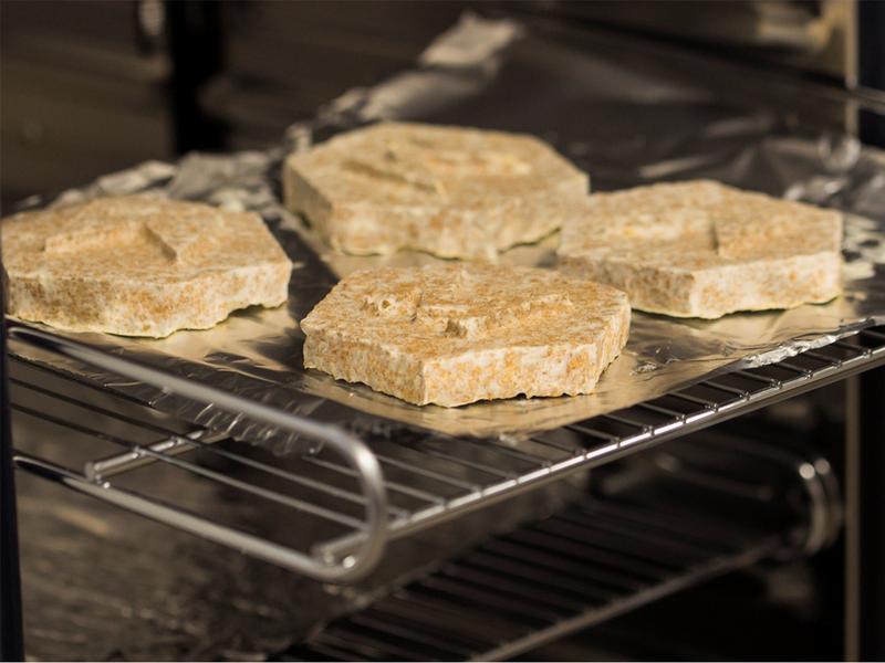 Nach dem Trocknen im Ofen hat der nachhaltige Baustoff ähnliche Dämmwerte wie Styropor.