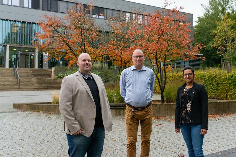 Prof. Dr. Stefan Pöhlmann (Mitte), Leiter der Abteilung Infektionsbiologie am Deutschen Primatenzentrum – Leibniz-Institut für Primatenforschung (DPZ), mit Dr. Markus Hoffmann Dr. Prerna Arora. 