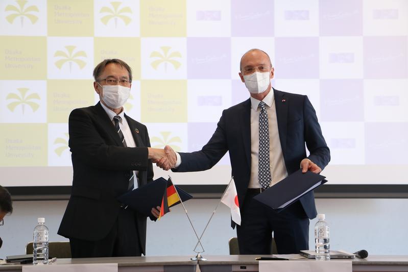 Prof. Masahiro Tatsumisago, der Präsident der OMU und Prof. Andreas Dengel