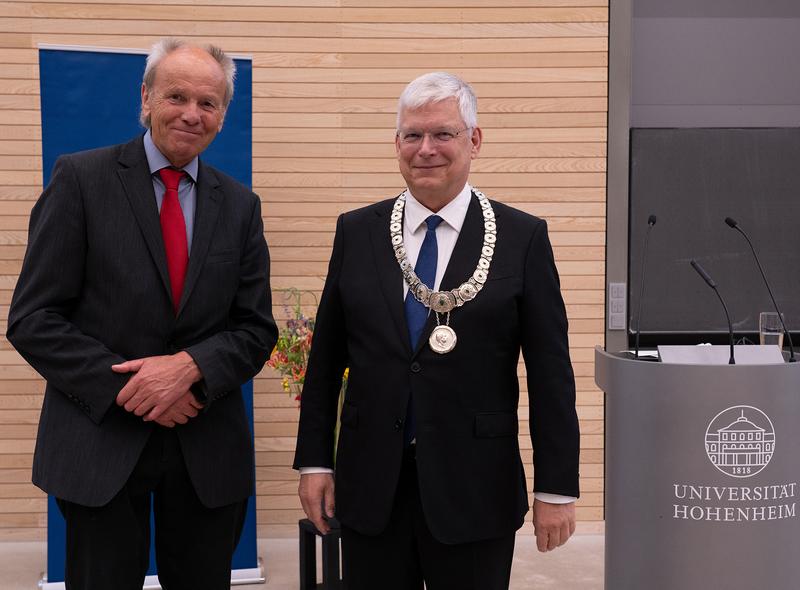 Der Neurobiologe Prof. Dr. Heinz Breer (l.) erhält die Ehrennadel der Universität Hohenheim für herausragende Verdienste aus der Hand des Rektors Prof. Dr. Stephan Dabbert.