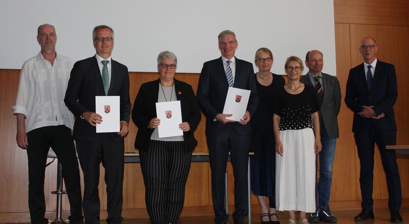 (v.l.): Dekan Prof. Dr. Hans-Ulrich Dallmann, Dr. Henning-Arnd Müller, Dr. Monika Roth, Dr. Jörg Breitenbach, Prof. Dr. Elke Raum, Dekanin Prof. Dr. Eveline Häusler, Prof. Dr. Andreas Rein und Hochschulpräsident Prof. Dr. Gunther Piller 