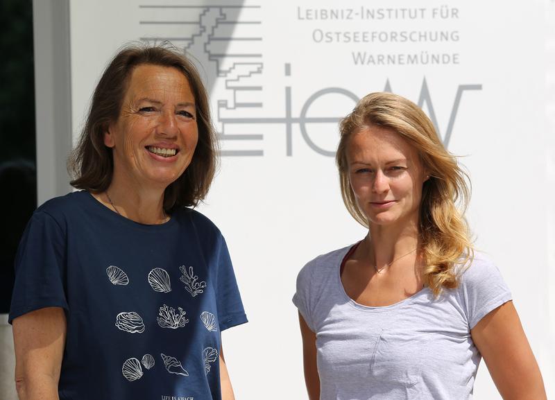 For the first time, IOW researchers Joanna Waniek (l.) and Janika Reineccius (r.) analyzed a 12-year long-term sample series from 2000 m water depth on microplastic pollution in the Northeast Atlantic.