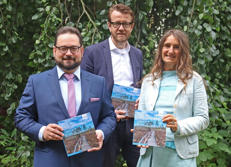 Auf der Jahrespressekonferenz der Deutschen Bundestiftung Umwelt stellten DBU-Generalsekretär Alexander Bonde, Abteilungsleiter Felix Gruber sowie Referatsleiterin Sabine Djahanschah (v.l.) Lösungen für mehr Energieeffizienz und Energiesicherheit vor.