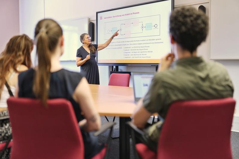 Die Professorin für Wirtschaftsinformatik Prof. Dr. Vera Meister bietet auch Lehr-veranstaltungen für den neuen berufsbegleitenden Master-Studiengang Digitalisie-rung und Management an der Technischen Hochschule Brandenburg an.