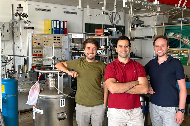 Die Forscher Michael Parzer, Fabian Garmroudi und Alexander Riss (von links) im Labor. 
