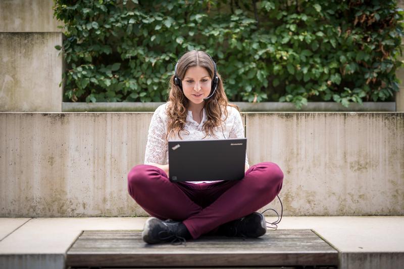 Eine Studentin nimmt an einer Online-Vorlesung teil.