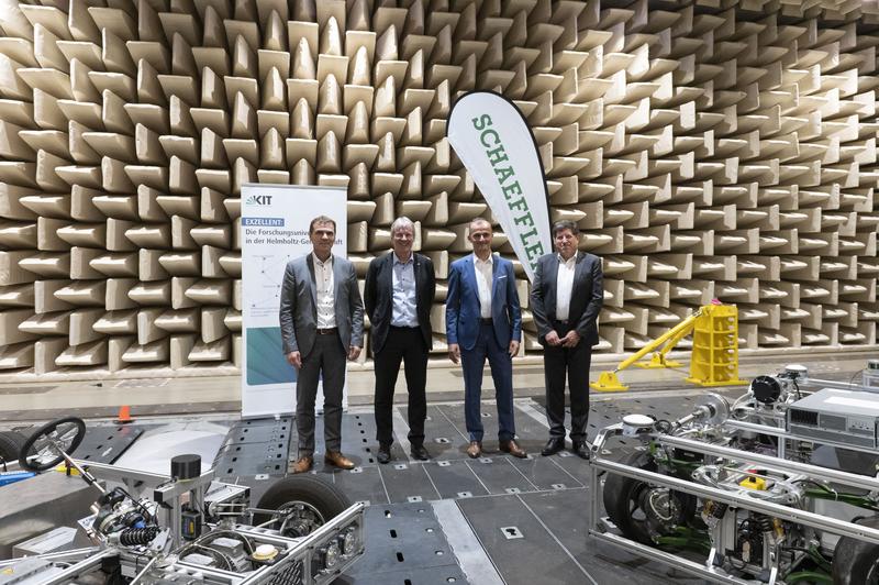 Uwe Wagner, Schaeffler AG; Prof. Holger Hanselka, KIT; Matthias Zink, Schaeffler AG; Prof. Thomas Hirth, KIT (v.l.n.r.; Bildunterschrift am Textende)