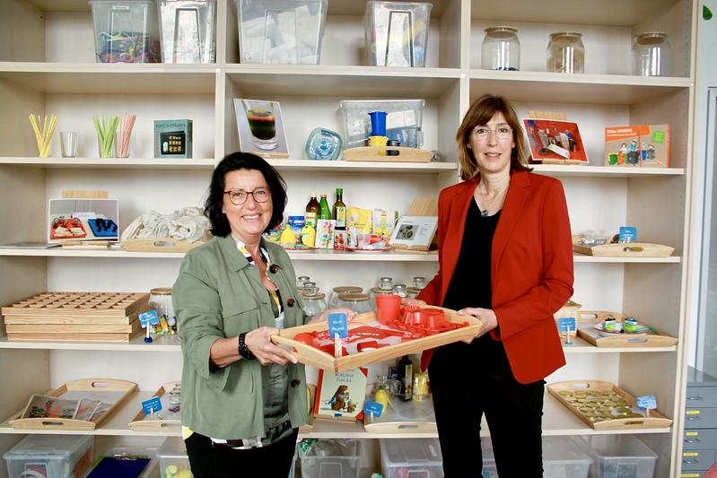 Beate Spiegel (links) und Petra Gürsching (rechts) freuen sich über zehn erfolgreiche Jahre der Forscherstation.