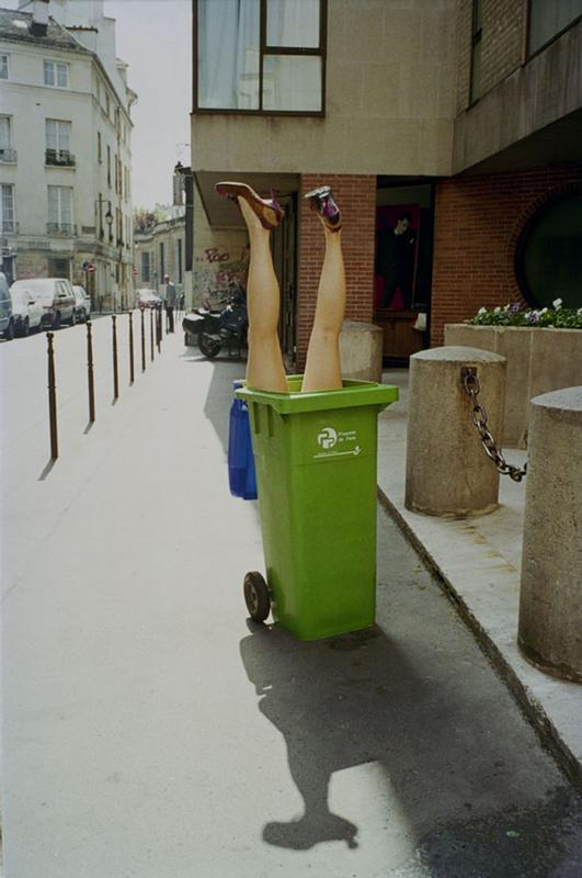 Erwin Wurm, Self Serrvice, 1999, C-Print, 74 x 50 cm