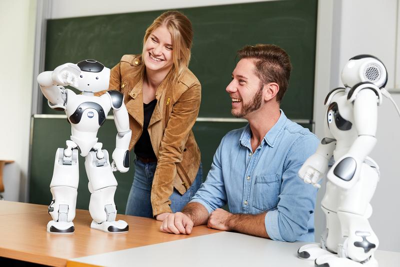 Auch die NAO-Roboter wirken am Tag des Ingenieurwesens mit. 