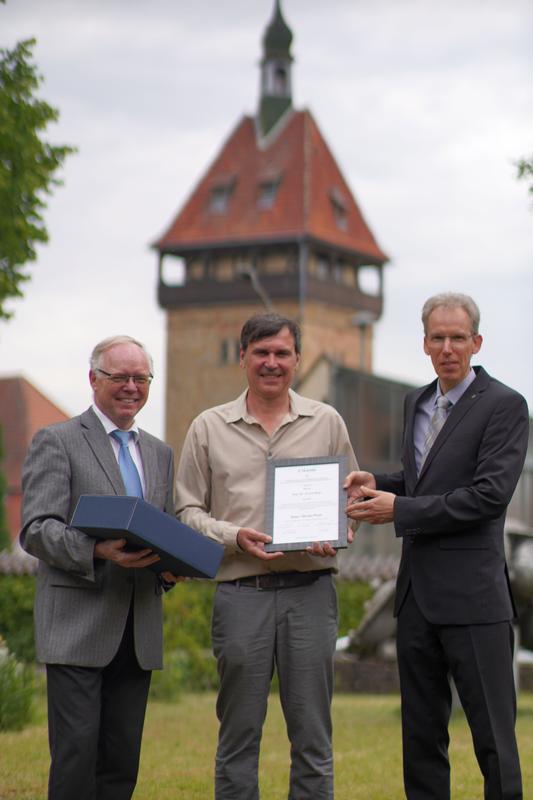 v.l. Prof. Dr. Reinhard Töpfer (Leiter der JKI-Rebenzüchtung), Peter-Morio-Preisträger 2022 Prof. Dr. Jochen Bogs und Dr. Andreas Kortekamp (2. Vorsitzender des Vereins Förderer und Freunde des Instituts für Rebenzüchtung Geilweilerhof e.V.)