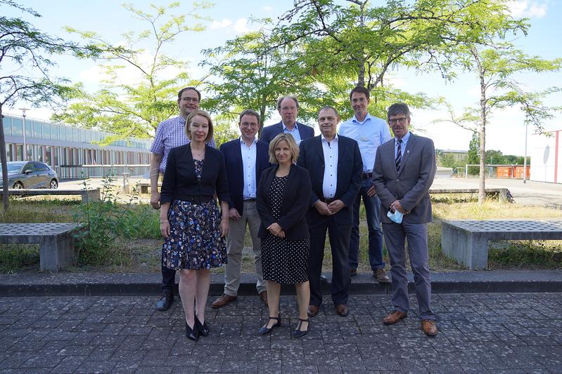 Präsidentin der HS Trier (Prof. Schumann), Prof. Gollmer, Prof. Naumann, Ministerin Katrin Eder, Prof. Ingo Timm, Prof. Ralph Bergmann, Präsident der Universität Trier (Prof. Jäckel)