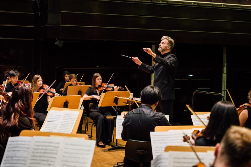 Das HfK-Musiktheaterprojekt 2022 „Der Vetter aus Dingsda" wird von Stefan Veselka dirigiert. Aufführungen finden vom 14 bis 16, Juli statt.