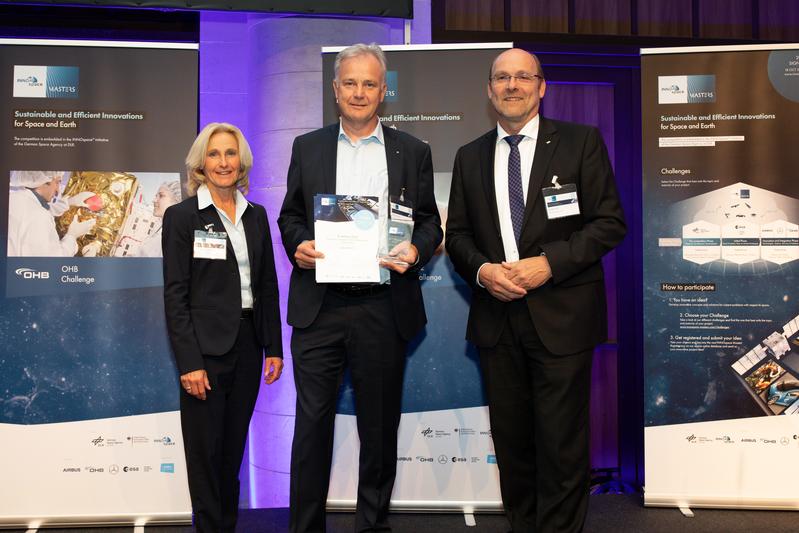 Dr. Franziska Zeitler (DLR), Preisträger Dr. Andreas Dietz und Dr. Peter Gräf (DLR) (v.l.n.r.) während der Preisverleihung des INNOSpaceMasters-Wetteberwerbs.