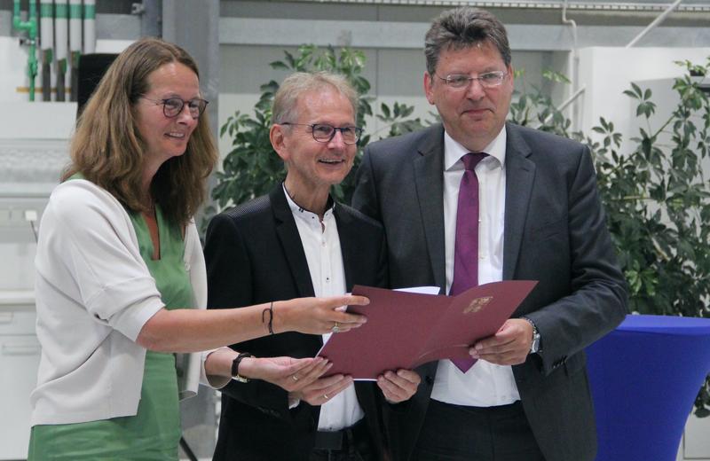 Übergabe des Fördermittelbescheids für das PtX-Transfer-Projekt am LIKAT: Reinhard Meyer, Wirtschaftsminister Mecklenburg-Vorpommerns und Fördermittelgeber (rechts), Bettina Martin, Wissenschaftsministerin, und Prof. Matthias Beller, LIKAT-Direktor. 