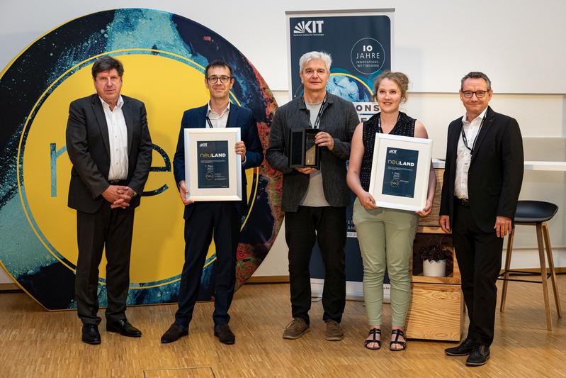 Die Gewinner des Transferpreises beim Innovationswettbewerb NEULAND des KIT. (Ausführl. BU am Textende; Foto: Robert Fuge, KIT)