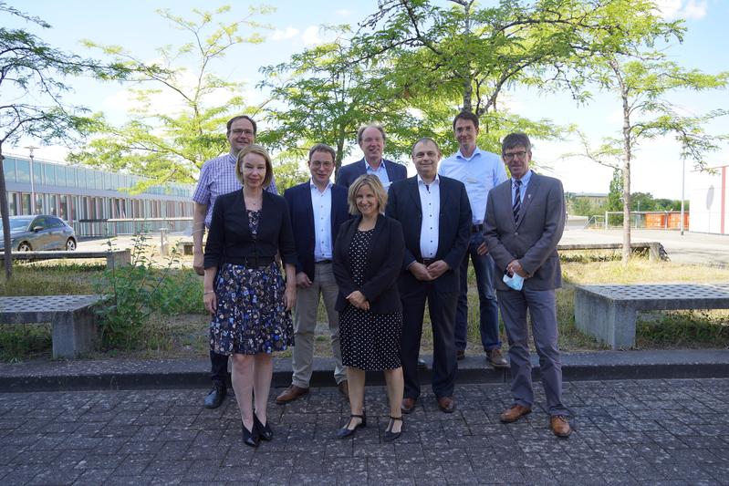 Präsidentin der HS Trier (Prof. Schumann), Prof. Gollmer, Prof. Naumann, Ministerin Katrin Eder, Prof. Ingo Timm, Prof. Ralph Bergmann, Präsident der Universität Trier (Prof. Jäckel) 