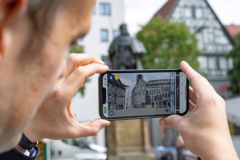Prof. Dr. Sander Münster von der Universität Jena erstellt eine 4D-Live-Darstellung auf dem historischen Marktplatz in Jena. 