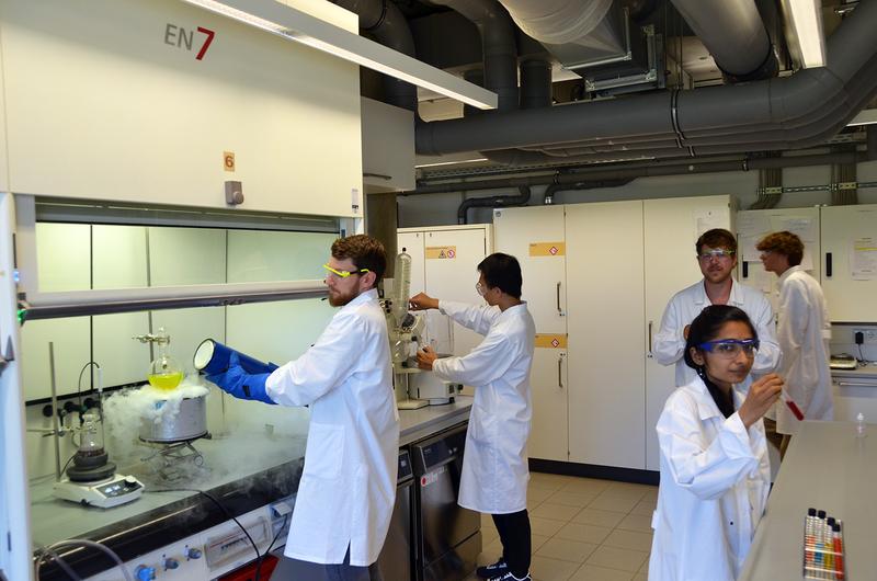Im Masterstudiengang "Materialchemie" stehen für die Studierenden nicht nur "smarte Materialen" auf dem Programm. Sie lernen Grundlagen und Paxiswissen, die in er chemischn Industrie gesucht werden.