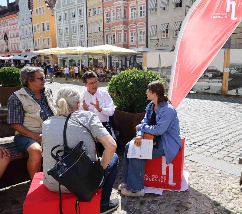 Die Aktion „Science Bench“ in der Landshuter Altstadt kam bei vielen Bürgerinnen und Bürgern sehr gut an.