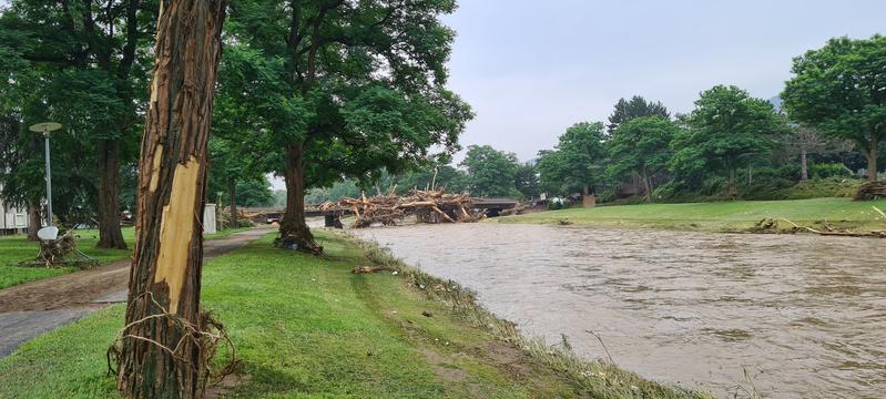 Ein Jahr ist seit der Katastrophe in der Eifel vergangen, bei der das Hochwasser allein im Ahrtal über 100 Brücken beschädigte oder vollständig zerstörte. (Foto: Dominik Kuhn)