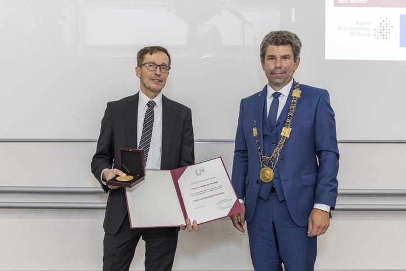 Prof. Dr. Andreas Peschel (links) erhält den Emil von Behring-Preis 2021 vom Präsidenten der Philipps-Universität Marburg, Prof. Dr. Thomas Nauss. 
